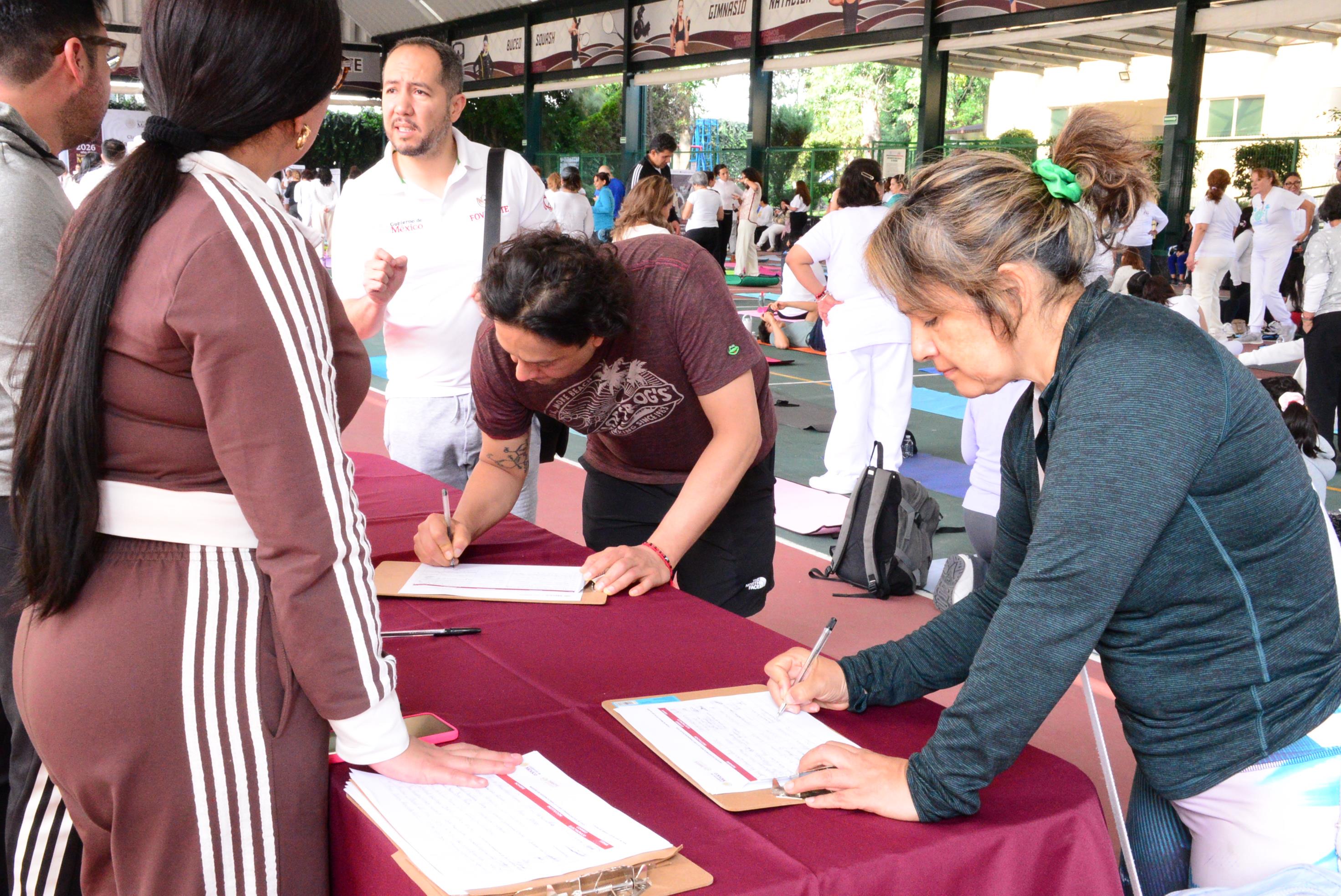 Clase Conmemorativa Por el “Día Internacional Del Yoga”, en el Centro Social, Cultural y Deportivo del SNTISSSTE